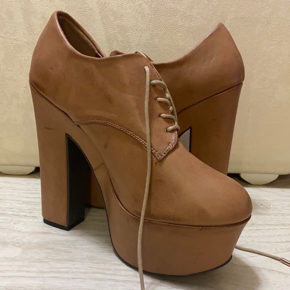 Dollhouse Noble Lace Up Platform Pump Tan